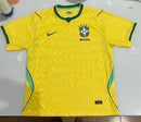 Produzida em malha tailandesa premium, essa peça oferece um caimento impecável, toque macio e alta durabilidade, garantindo conforto em qualquer ocasião — seja no dia a dia ou na torcida pelo Brasil.

✨ Destaques do produto:
✔ Qualidade premium com acabam